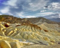 750px-Zabriskie_badlands_(2).jpg